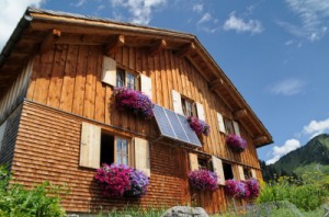 Holzhaus mit Solaranlage