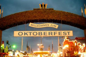 Außergewöhnliche Veranstaltungen - wie das Oktoberfest - ziehen zahlreiche Immobilienkäufer in die Stadt München. Bild © Maren / pixelio.de